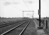 169484 Gezicht op de spoorlijn tussen Nijkerk en Amersfoort, met bakens en een voorsein ter hoogte van km. 25.4, uit ...